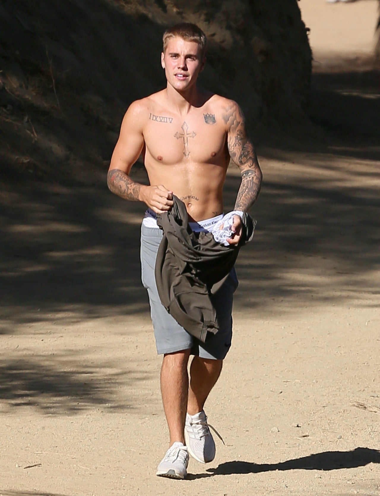 Justin Bieber Flashes Abs After Hiking Excursion In Hollywood Hills 0014