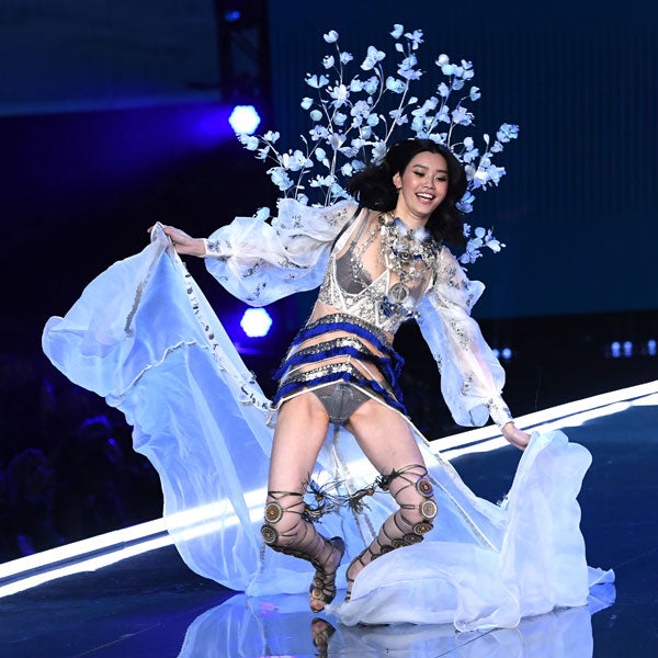 Victoria's Secret Model Ming Xi Falls On Runway, Angel Comes To Her Aid 