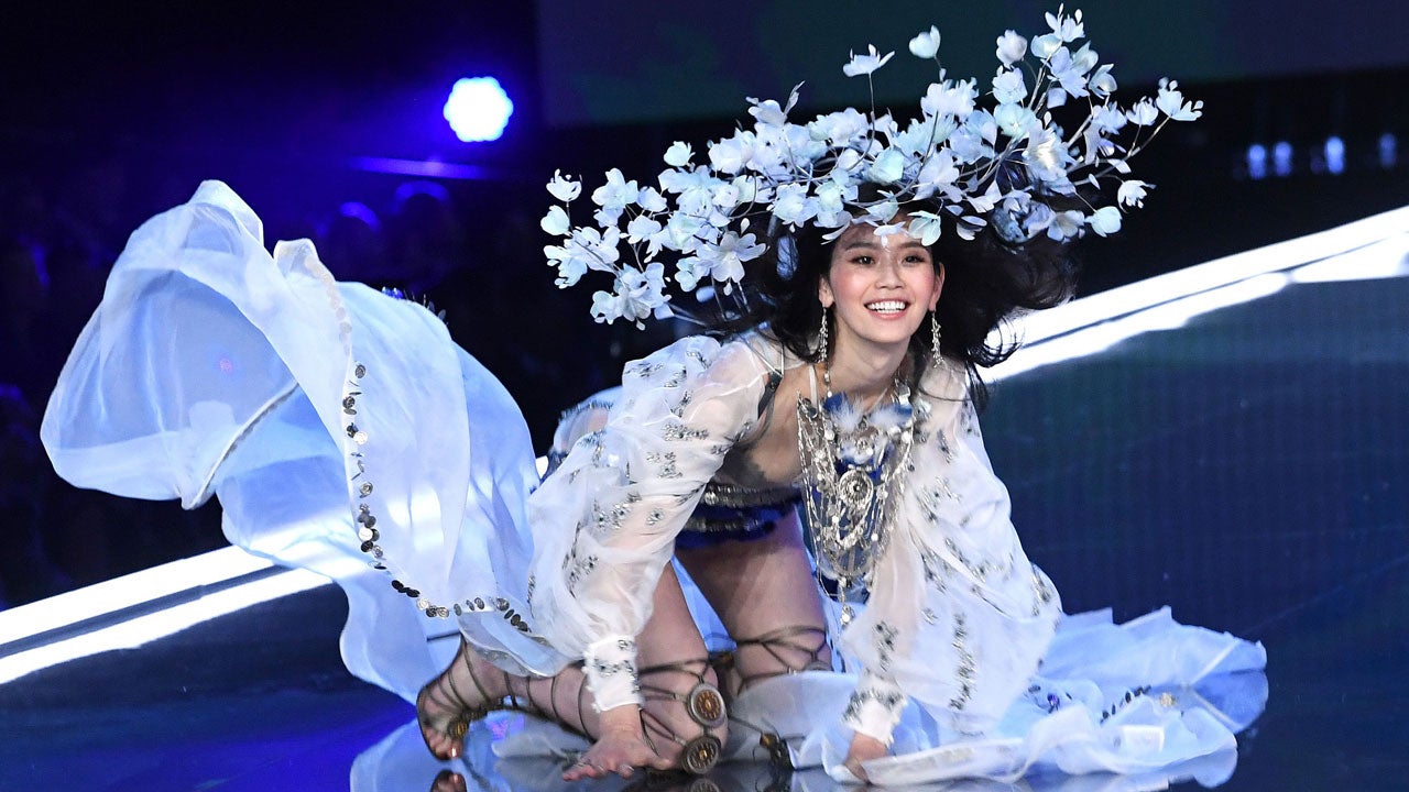 Victoria S Secret Model Ming Xi Falls On Runway Angel Comes To Her Aid Entertainment Tonight