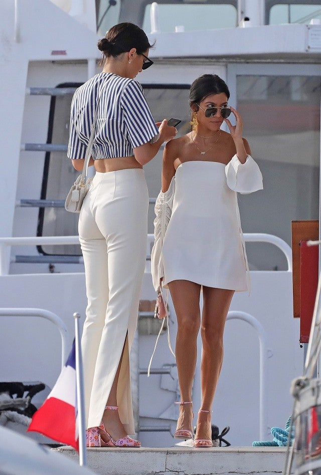 Kourtney Kardashian And Kendall Jenner Walk In Heels On The Beach Free Download Nude Photo Gallery
