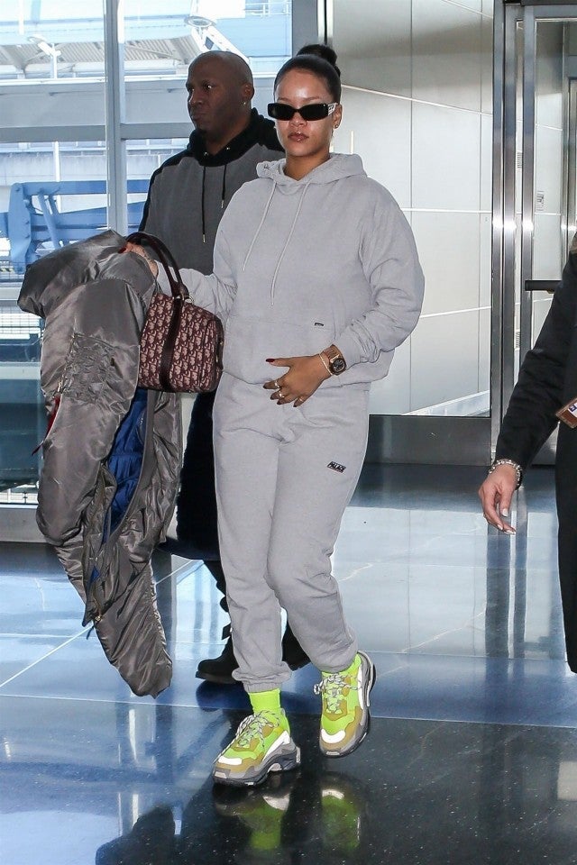 Rihanna Rocks Makeup-free Comfy Look At Airport -- See The Look 