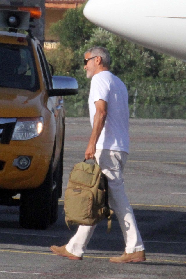   George Clooney walks unaided to an airport in Rome 5 days after a scooter accident 