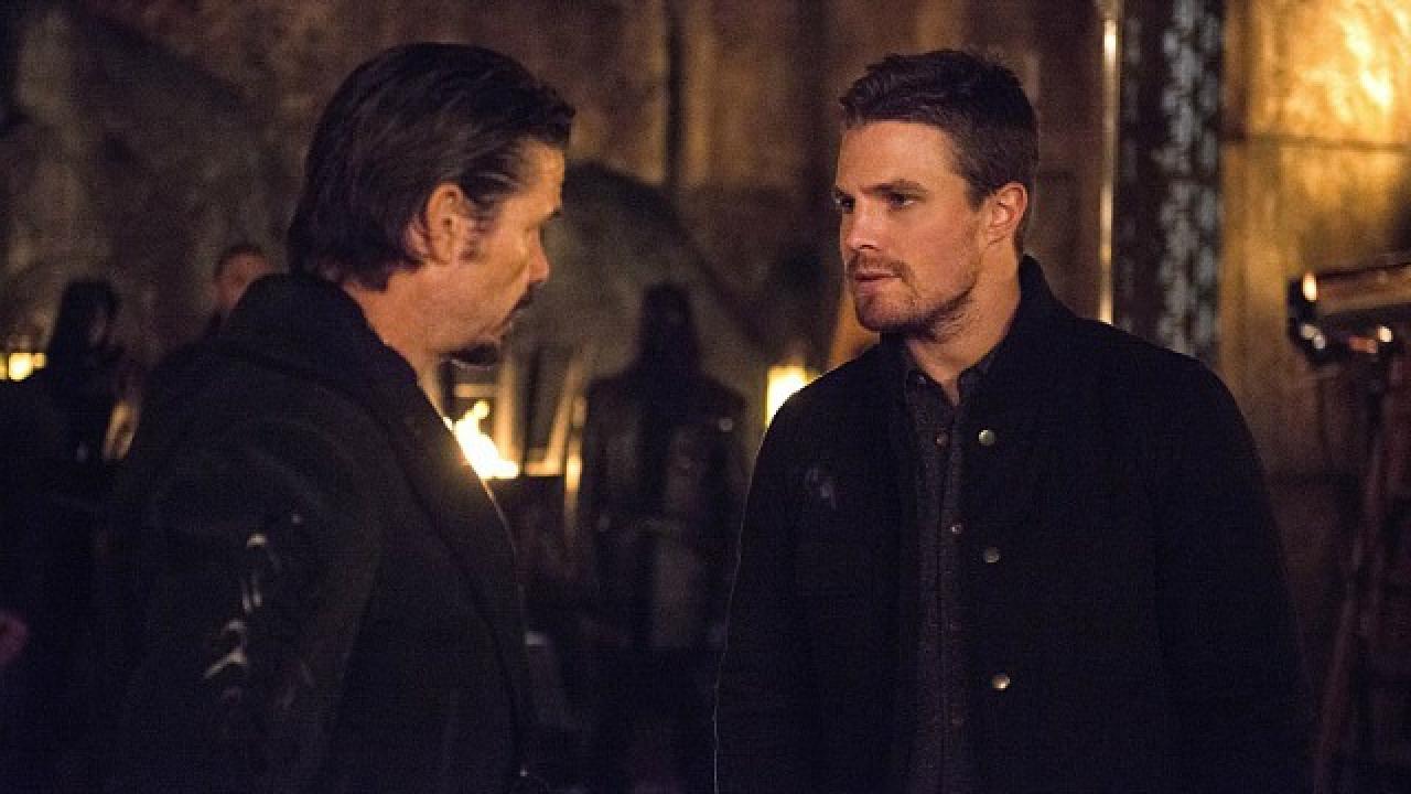 Arrow Boss Explains Oliver S Devastating Sacrifice Olicity S Future And 5 More Secrets