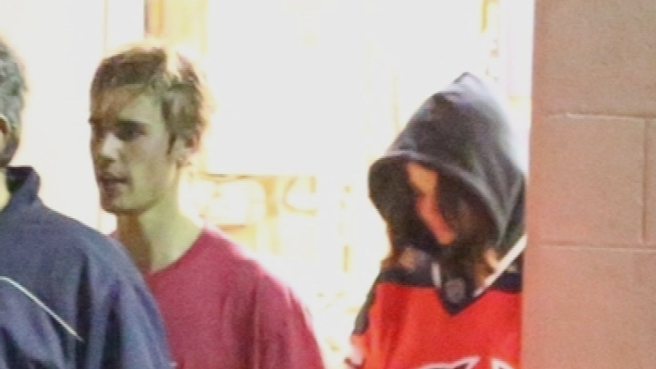 Selena Gomez Wears Justin Bieber's Hockey Jersey - Selena Gomez