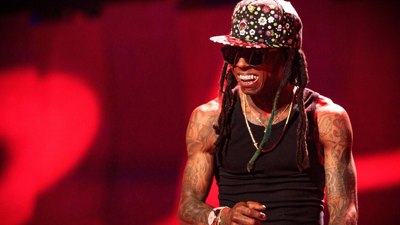 Lil Wayne suffers seizure on flight, website reports