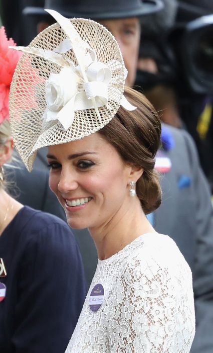 Kate Middleton Looks Lovely in White Lace Dress for First Royal Ascot ...