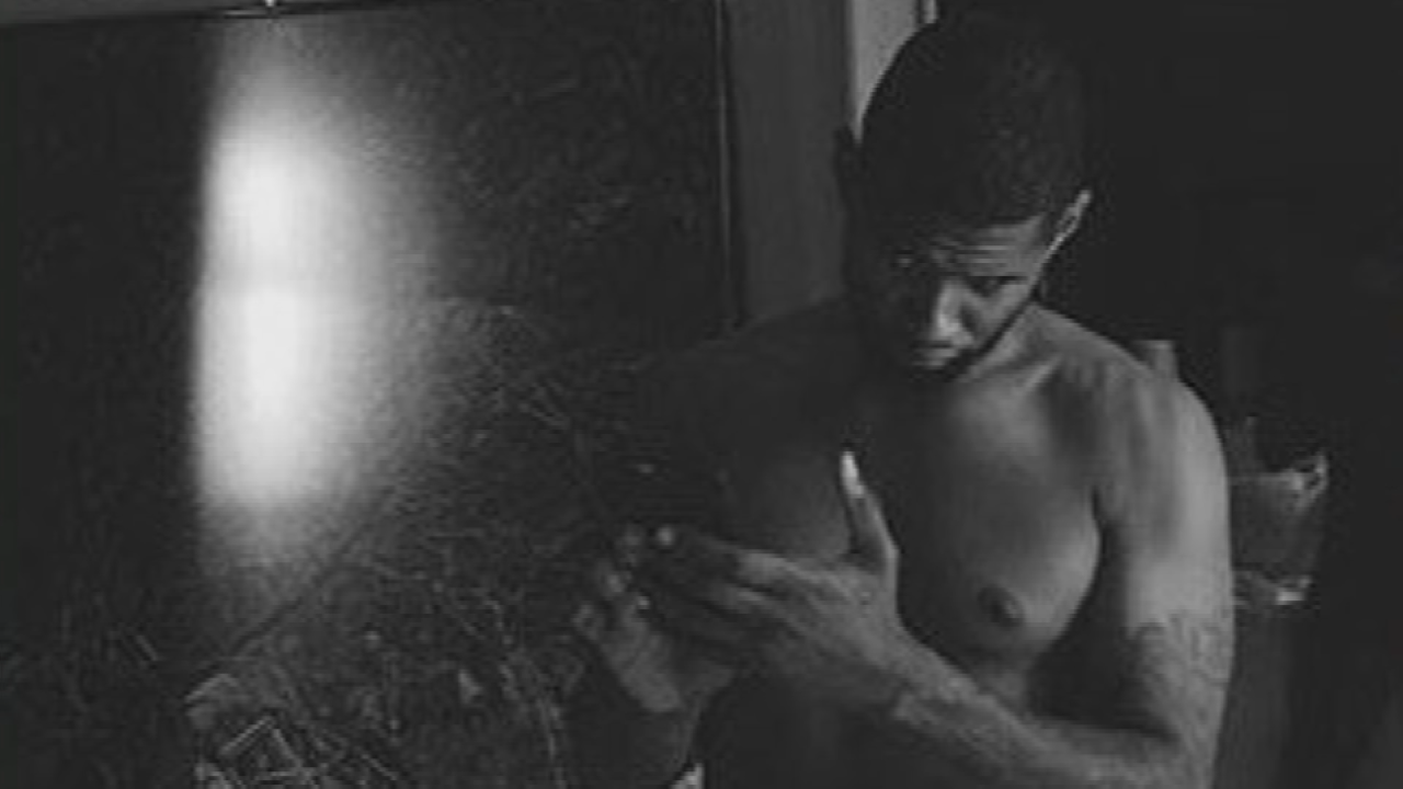 Usher Gets Naked in Yet Another NSFW Selfie!