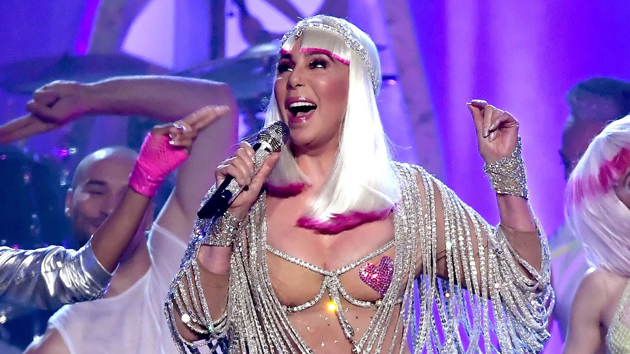 Cher Absolutely Slays 2017 Billboard Music Awards Performance Receives Icon  Award