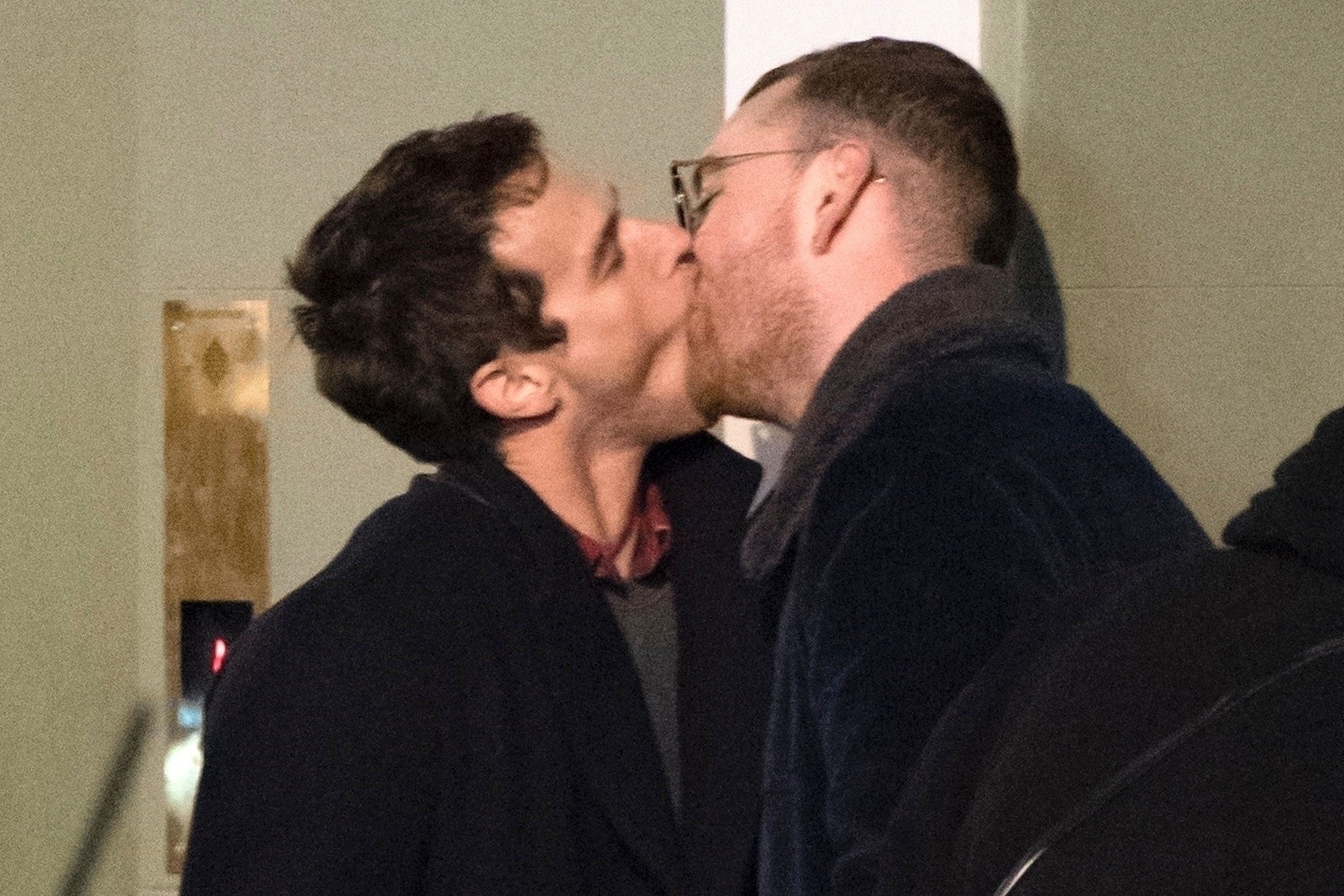 парень с парнем гей поцелуй фото 36