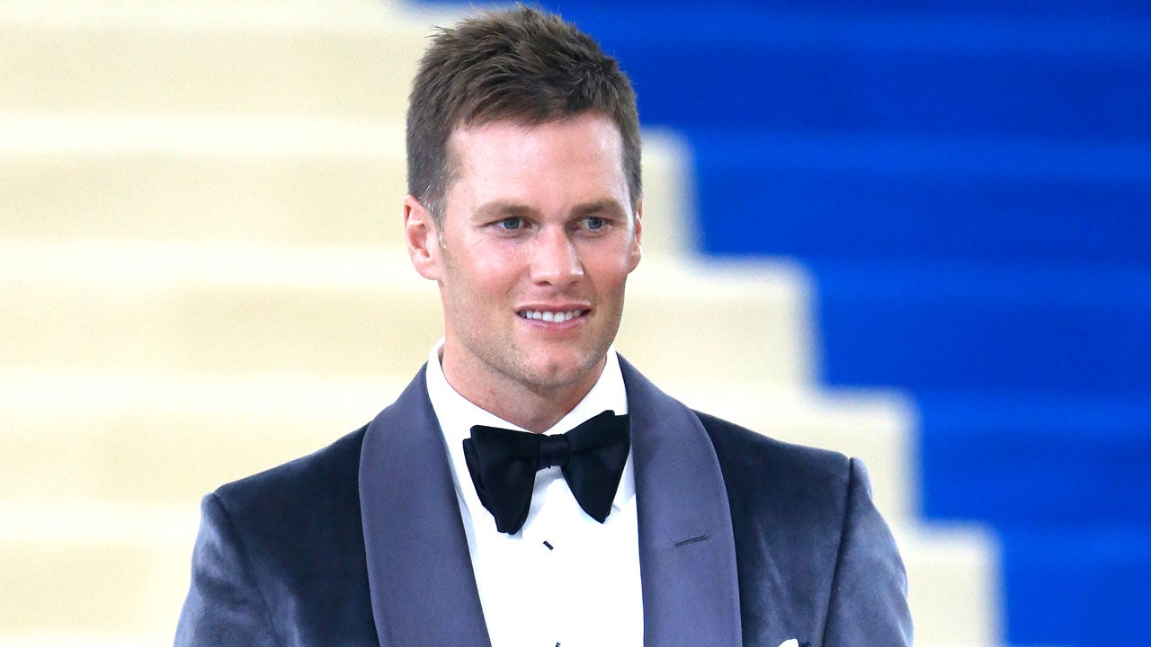 Tom Brady Debuts Ringless Hand Amid Rumors of Divorce From Gisele Bündchen  – OutKick