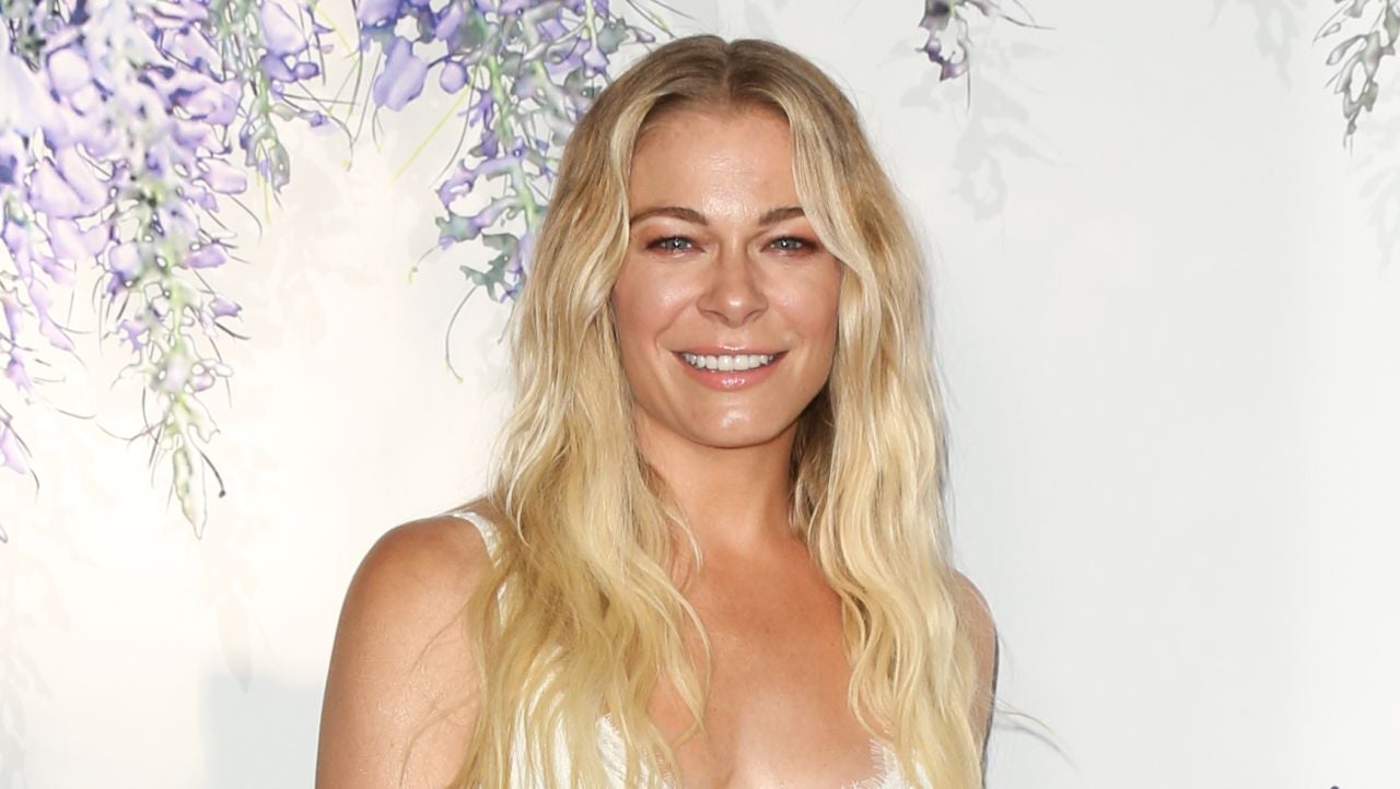 Leann Rimes Naked Porn - LeAnn Rimes Poses Nude and Embraces Her Psoriasis | Entertainment Tonight