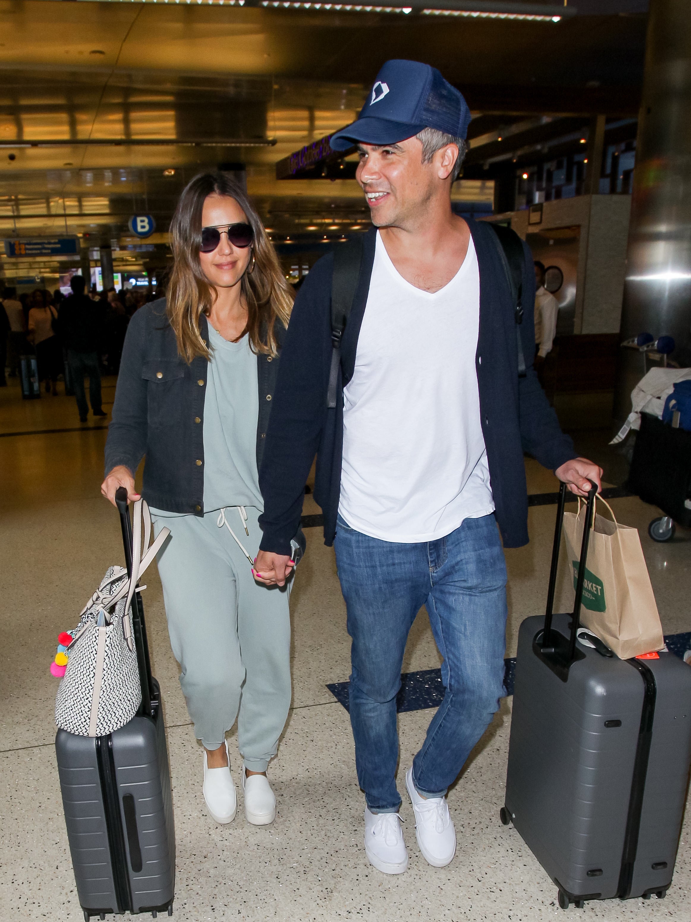 Celebrity airport looks that we're taking inspiration from for our next  vacay! :::MissKyra