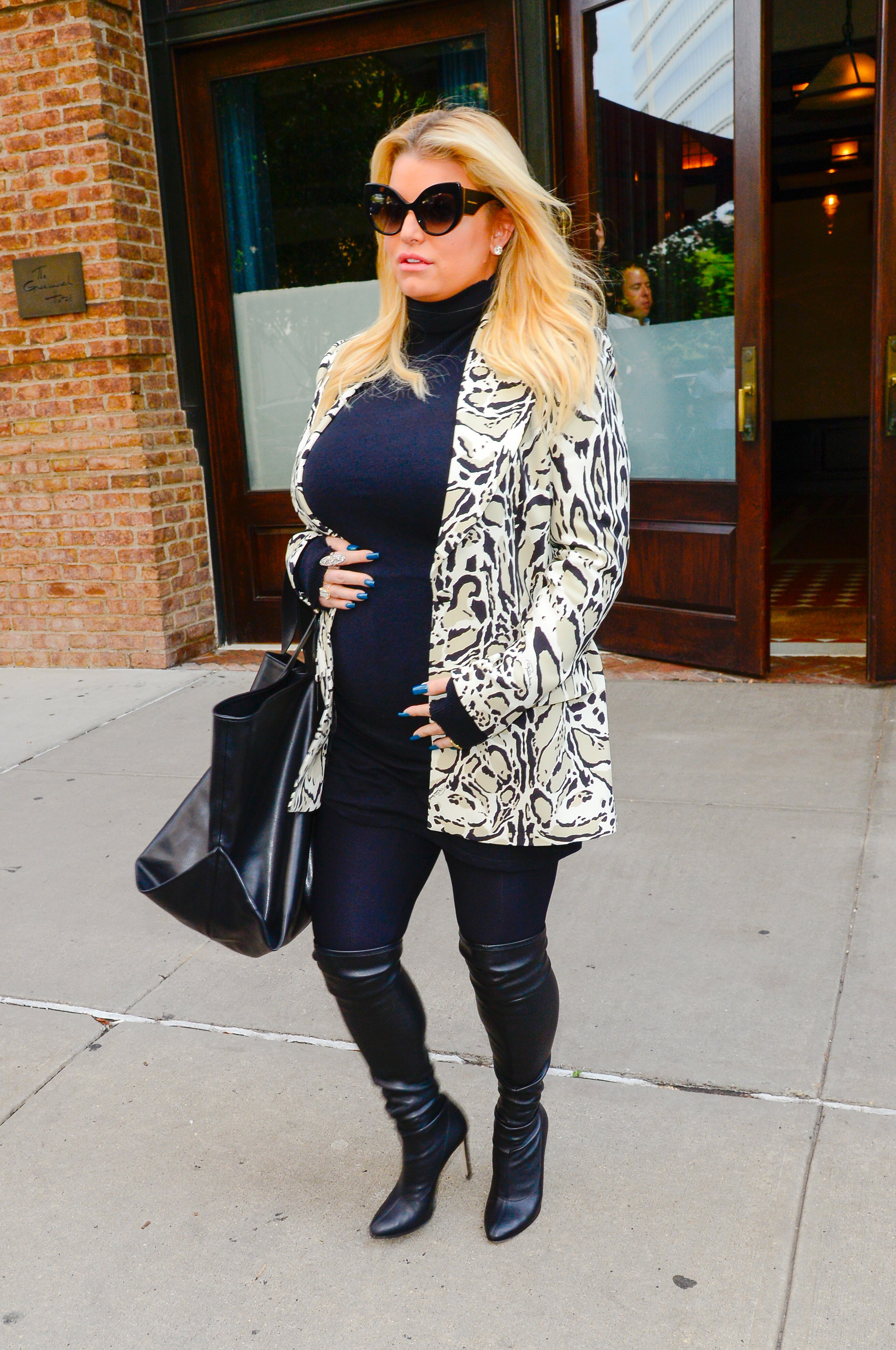 Jessica Simpson's Bag Style: Pregnant Star Shows Off Orange Hermès