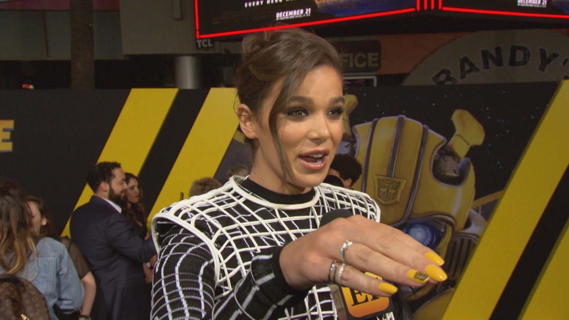 Hailee Steinfeld Bumblebee Inspired Manicure Is Everything