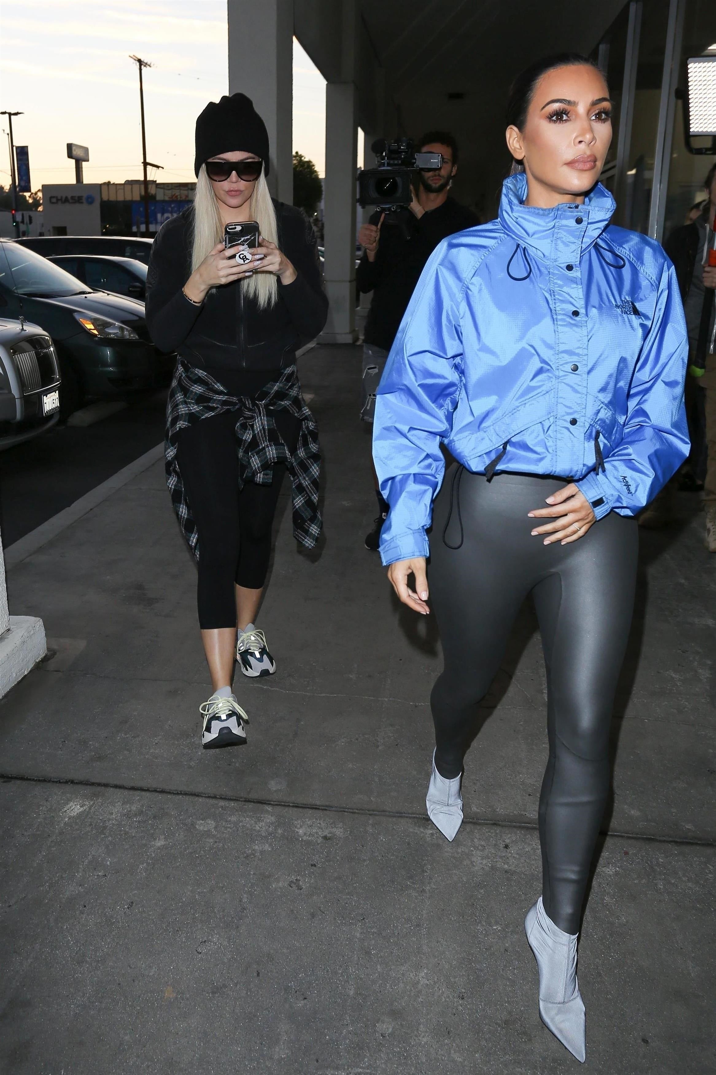 Sobrio burlarse de Ceniza Kim Kardashian Looks Incredible in Skin-Tight Rubber Leggings With Sister  Khloe | Entertainment Tonight