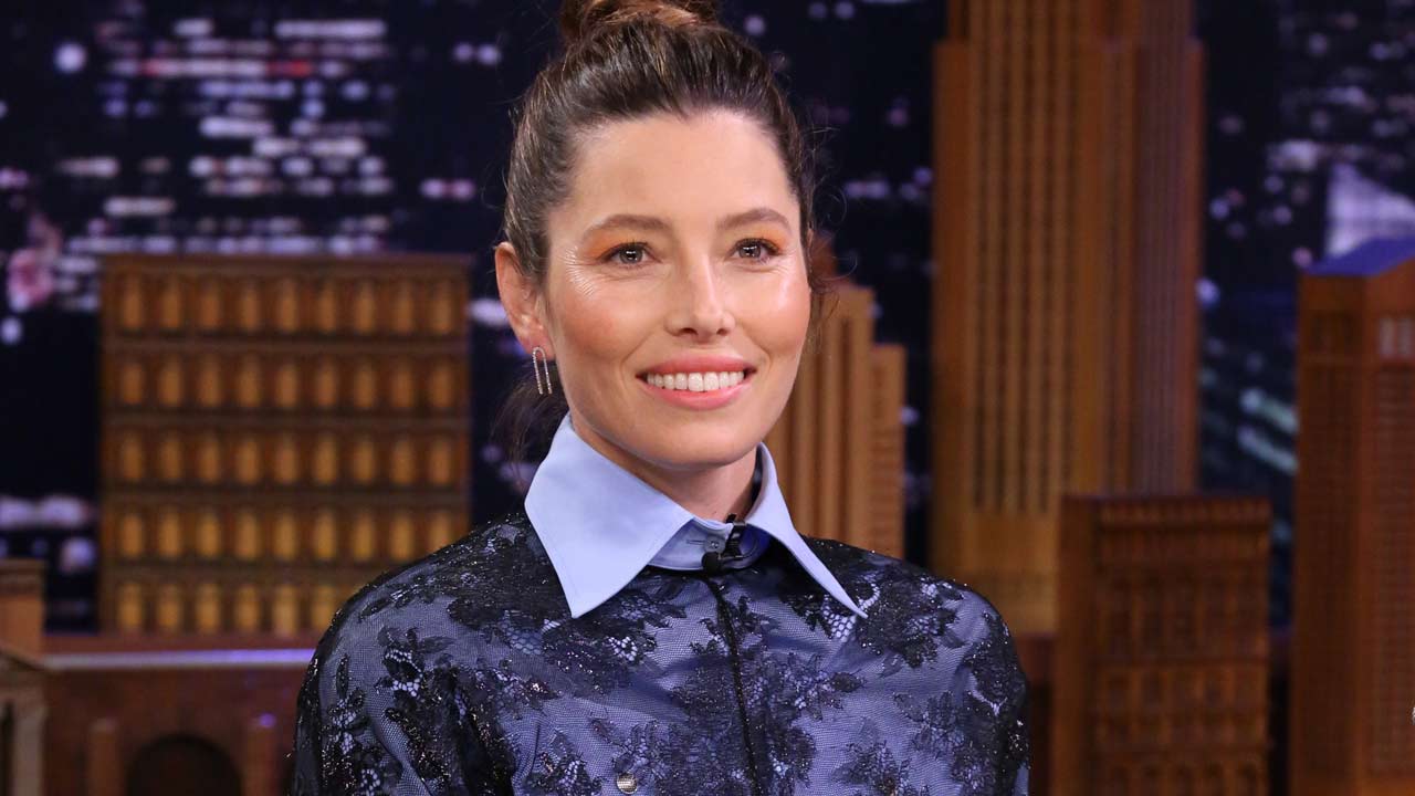 Watch Jessica Biel's reaction to an old video of her knocking now
