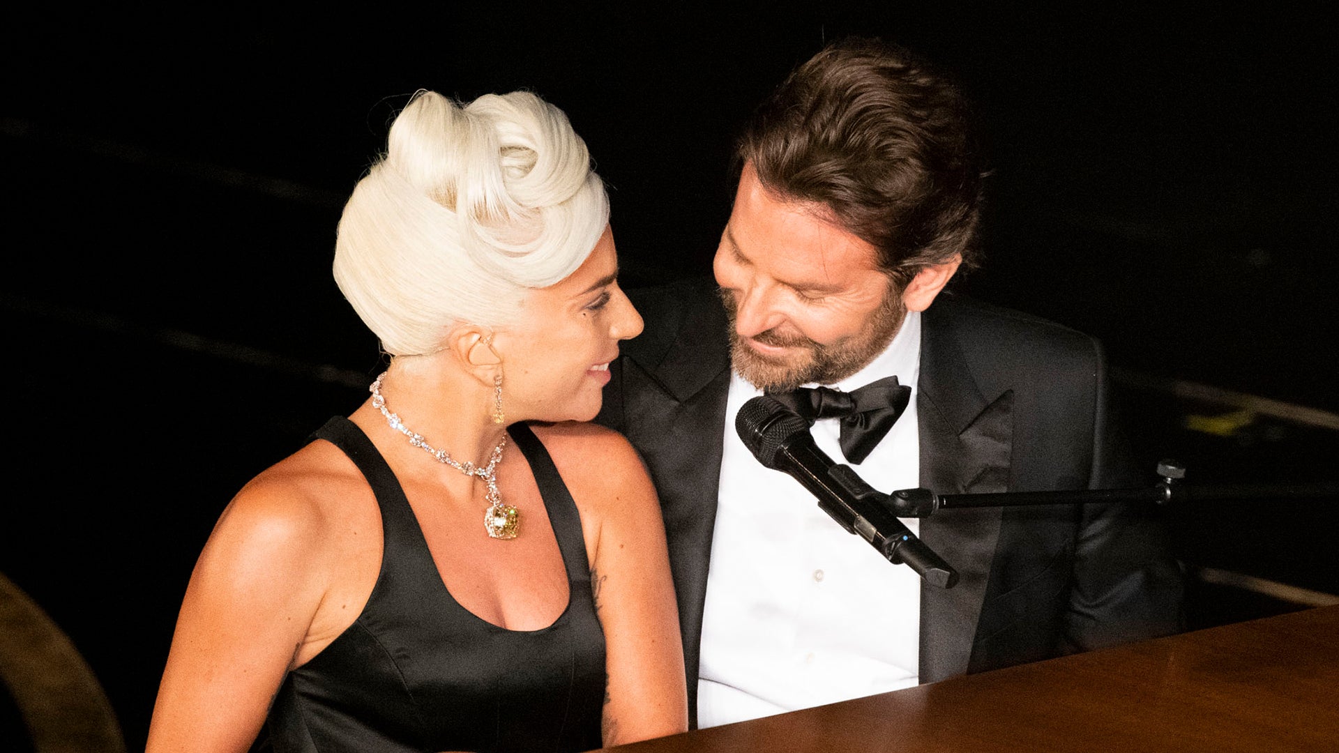 Lady Gaga, Bradley Cooper - Shallow (Live in Las Vegas) 