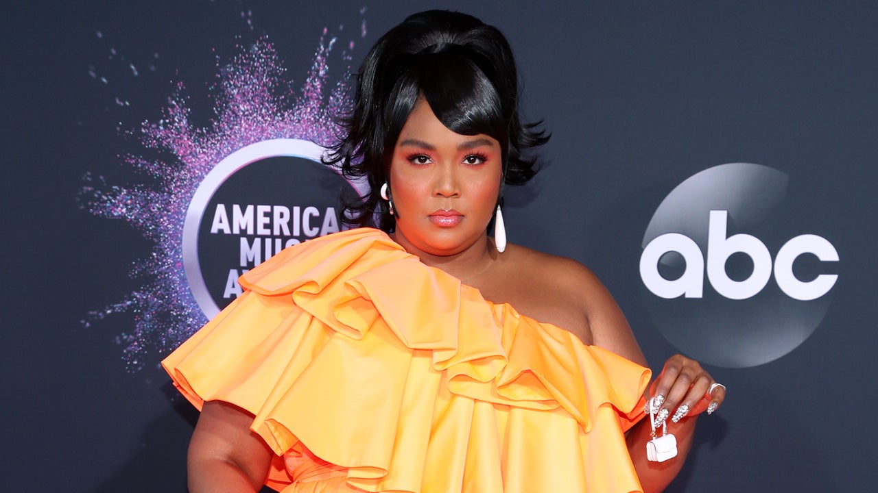 Lizzo carries the smallest little bag to the American Music Awards 2019