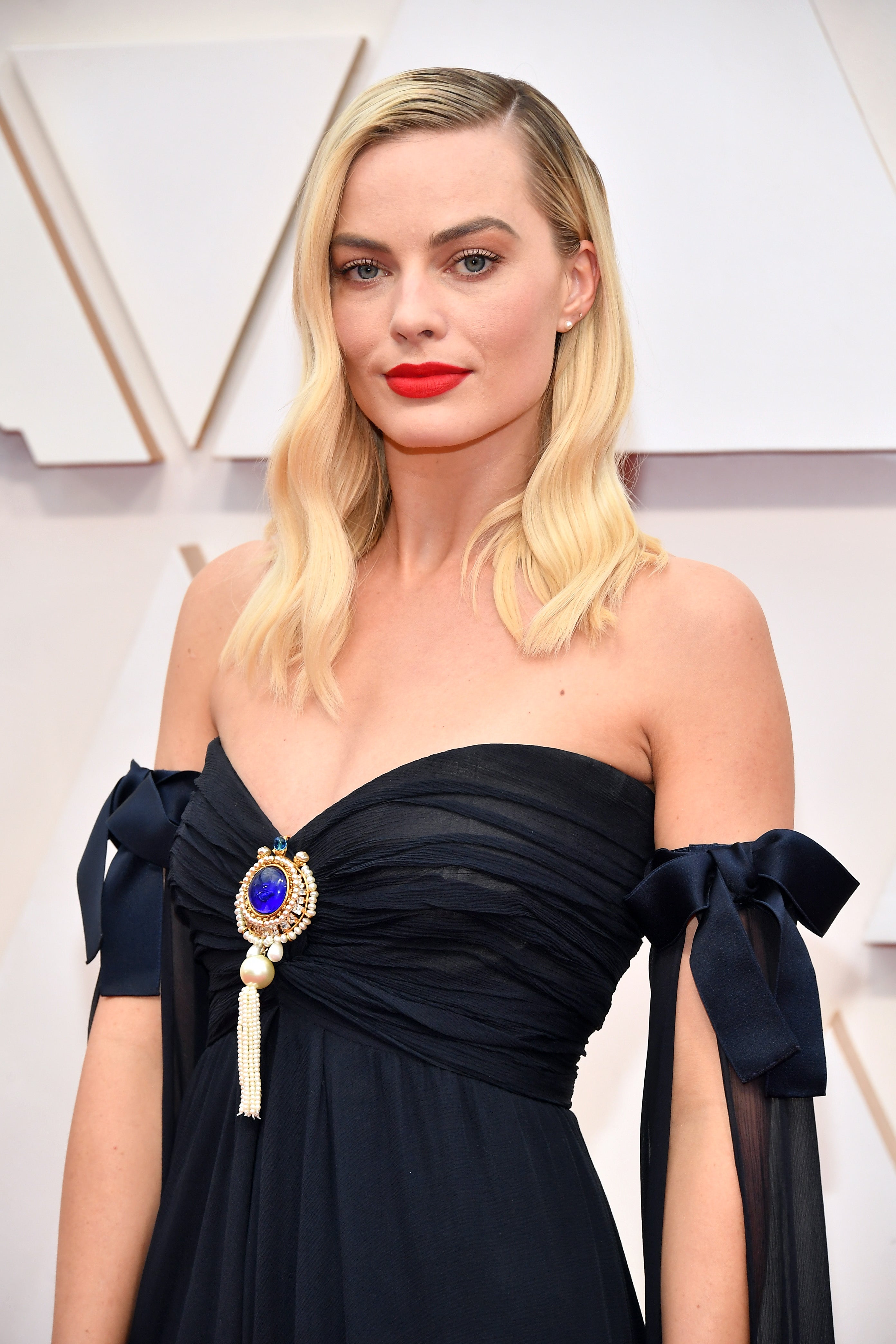 Timothée Chalamet Photobombs Margot Robbie On Oscars 2020 Red Carpet