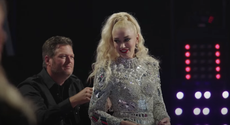 The Voice Blake Shelton Saves Gwen Stefani From A Wardrobe Malfunction In Season 19 Blooper Reel Entertainment Tonight the voice blake shelton saves gwen