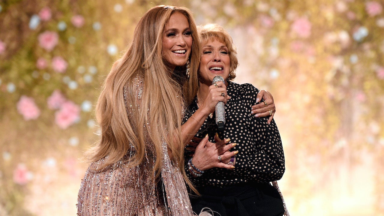 Jennifer Lopez, at Fenway, sings along to 'Sweet Caroline