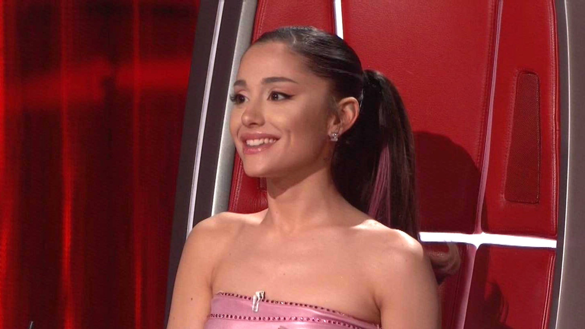 Ariana Grande Breaks Into Multiple Giggle Fits on ‘The Voice’