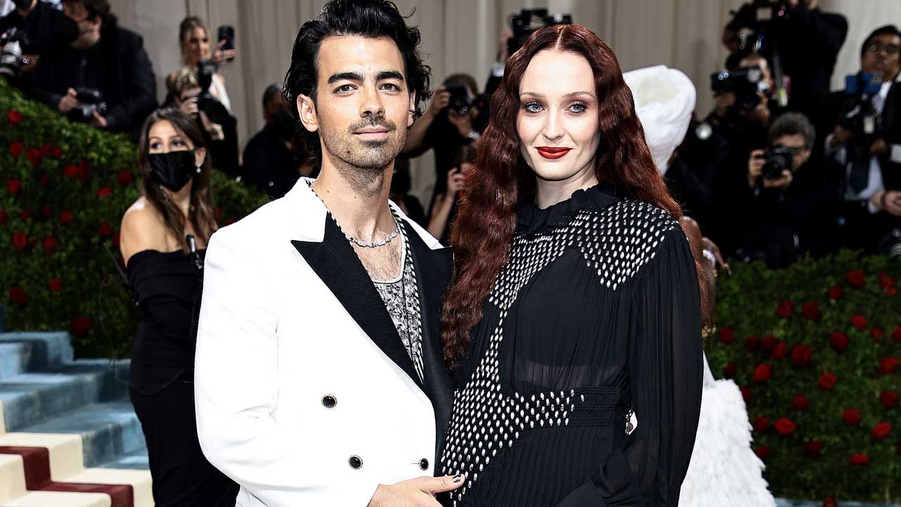 Joe Jonas & Sophie Turner Cradle Baby Bump No 2 at Met Gala 2022 (PHOTOS):  Photo 1346050, 2022 Met Gala, Expecting, Joe Jonas, Met Gala, Pregnant,  Pregnant Celebrities, Sophie Turner Pictures