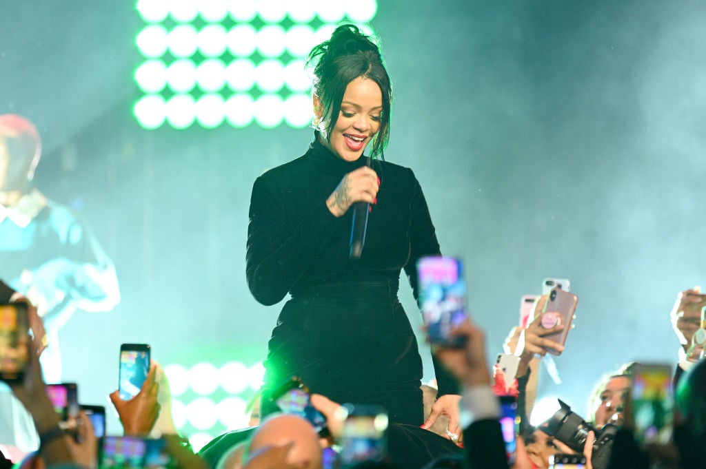 Rihanna Teases Super Bowl Halftime Show 2023 in Dramatic Coat & Braids – WWD