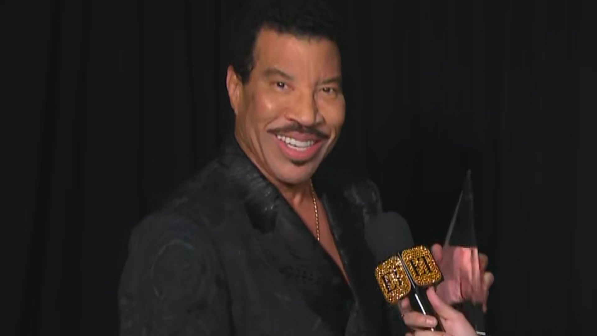 AMAs: Lionel Richie Reacts to Winning Icon Award and Reflects on ‘Surreal’  Moment (Exclusive)