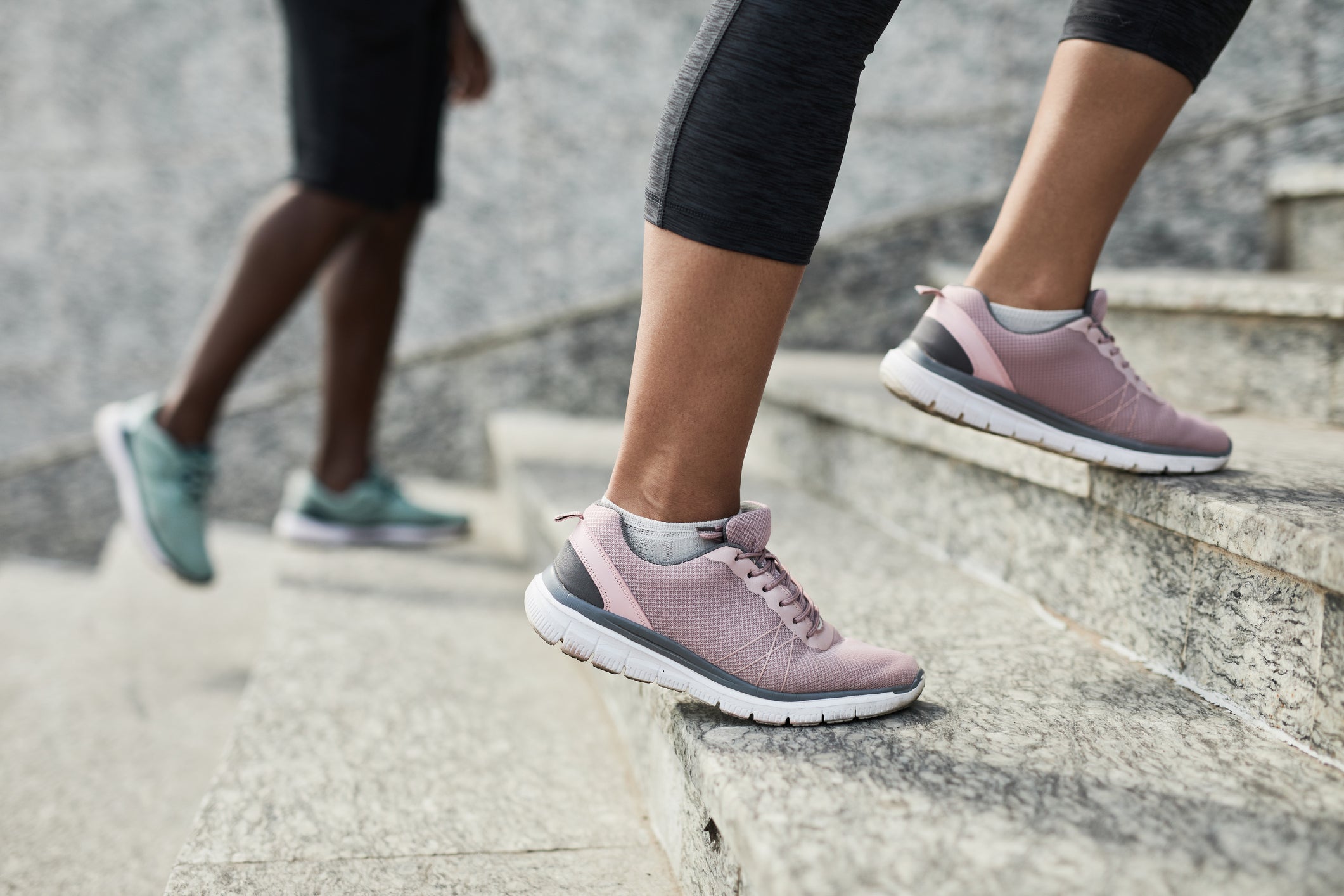 en sælger Støjende Uafhængig The 11 Best Walking Shoes for Women to Wear in Spring 2023 — Shop Hoka,  Allbirds, Ryka and More | Entertainment Tonight