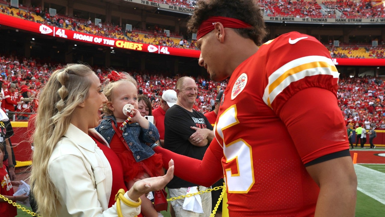 Sterling Skye Mahomes attends 1st baseball game with parents