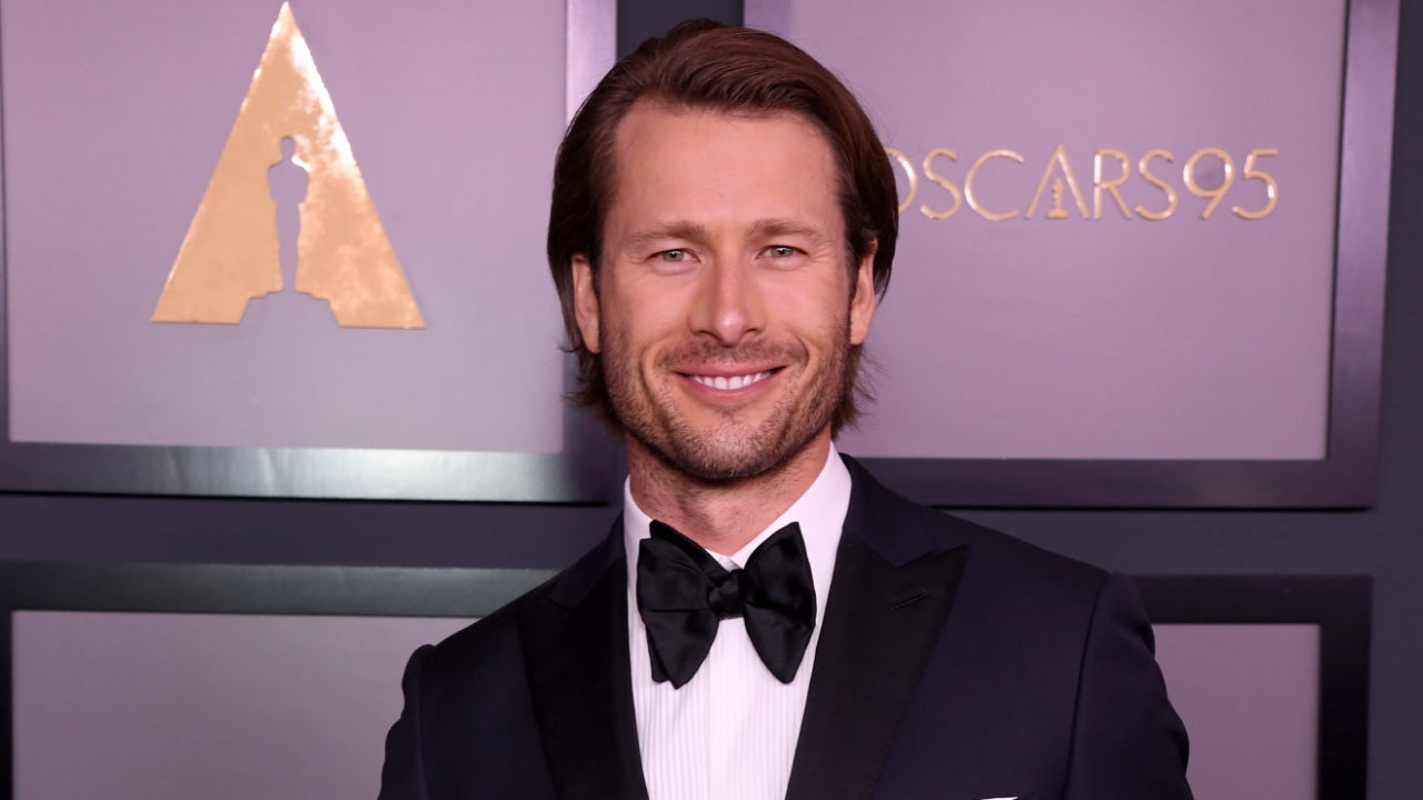 Glen Powell and His Family Wear Matching 'Elf' Costumes: Video