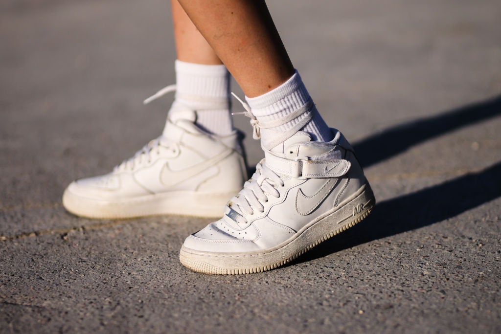 Menagerry oven gebouw The Best White Sneakers for Women to Wear Before Labor Day: Shop Top Styles  from Cariuma, Nike, Veja & More | Entertainment Tonight