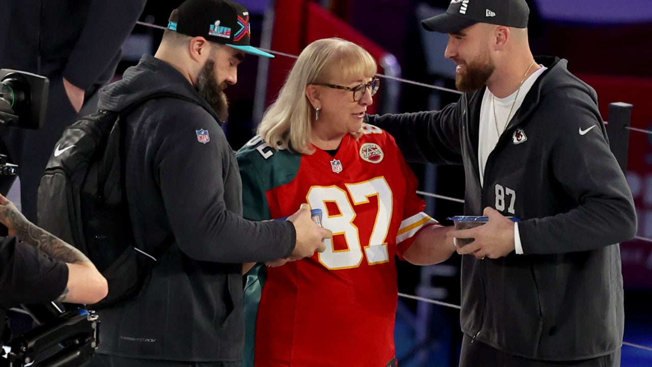 Jason Kelce crashes brother Travis' postgame interview