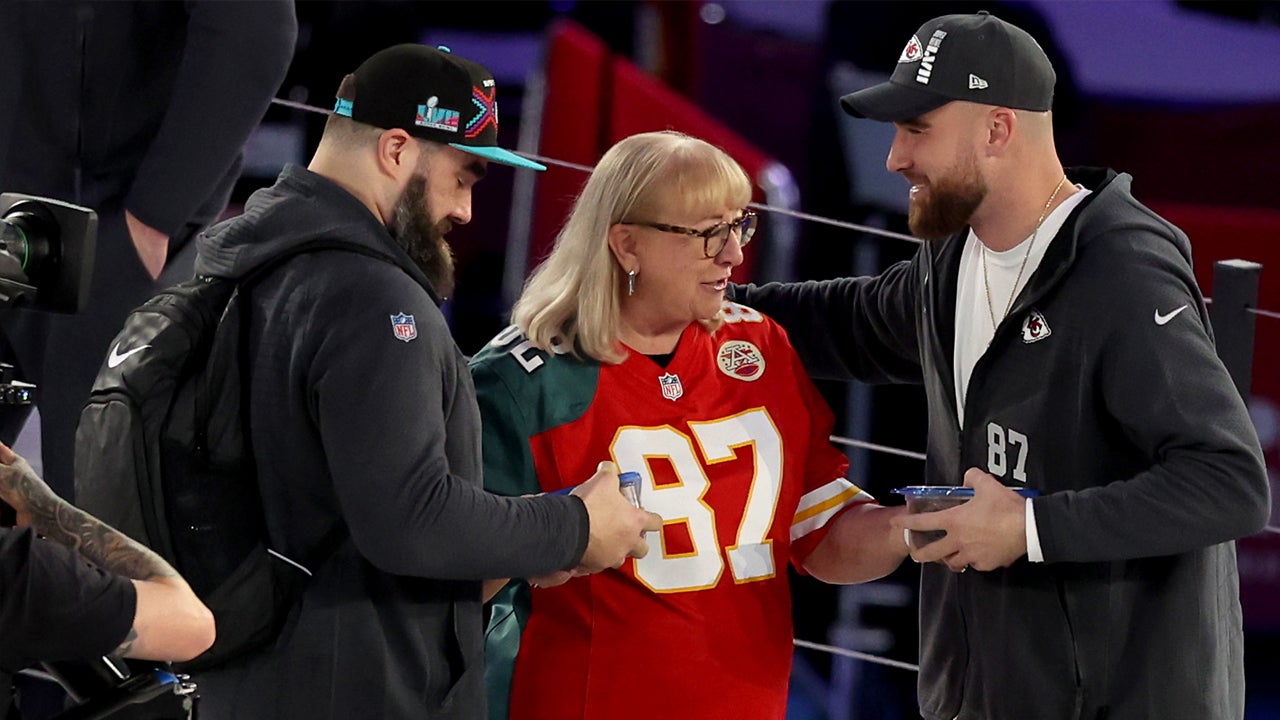 Travis and Jason Kelce's Mother Donna Confirms Who She's Rooting For with Super  Bowl Outfit