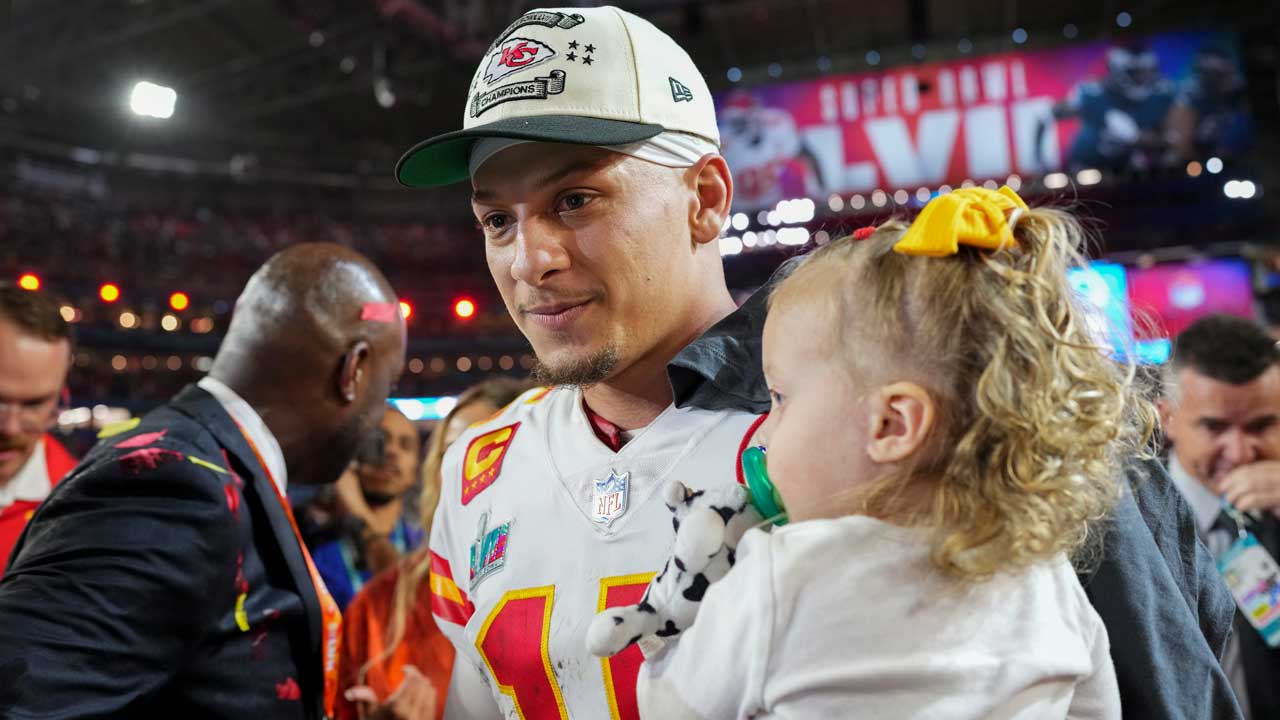 Patrick Mahomes' younger brother accused of 'forcibly kissing' female bar  owner - Mirror Online