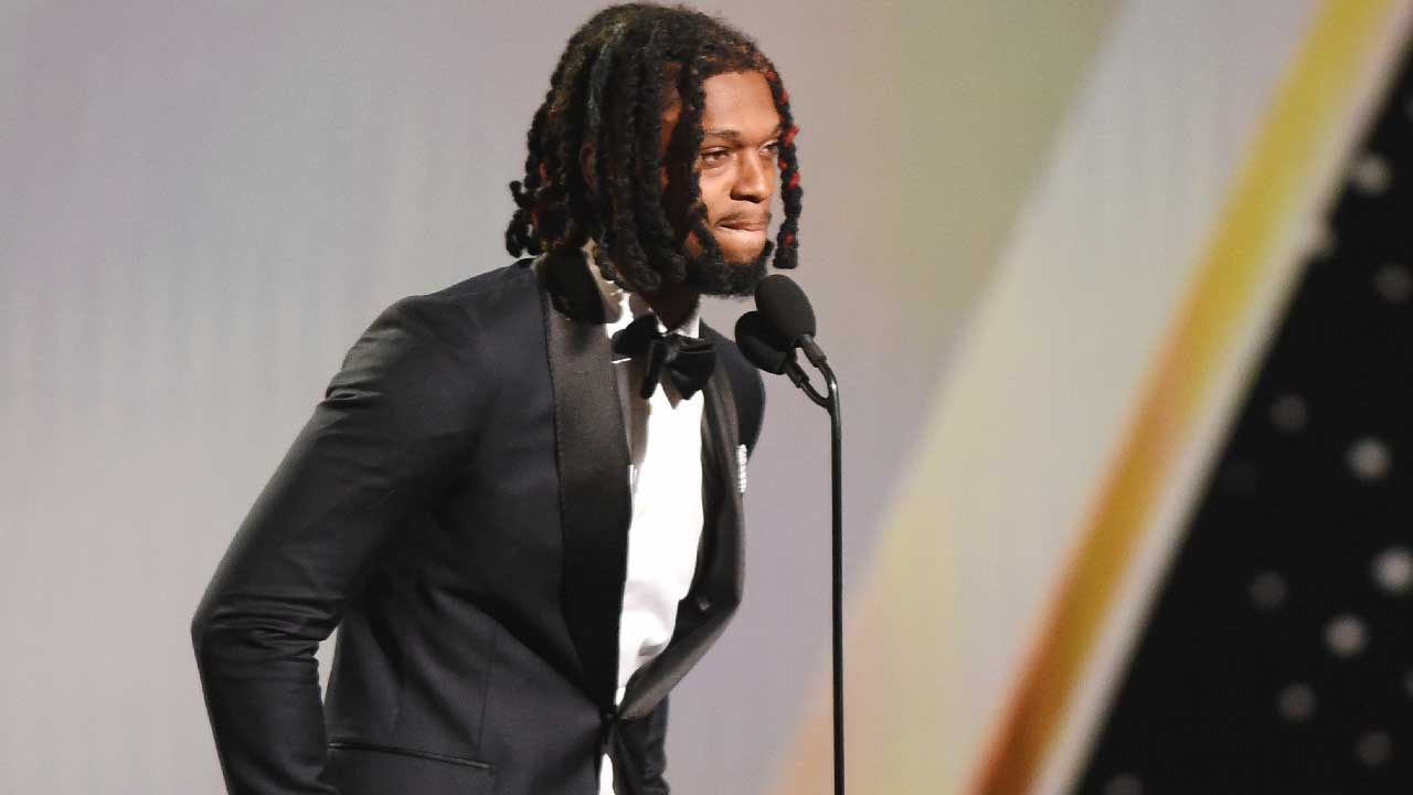 Damar Hamlin gives ESPY to Denny Kellington, Buffalo Bills trainers