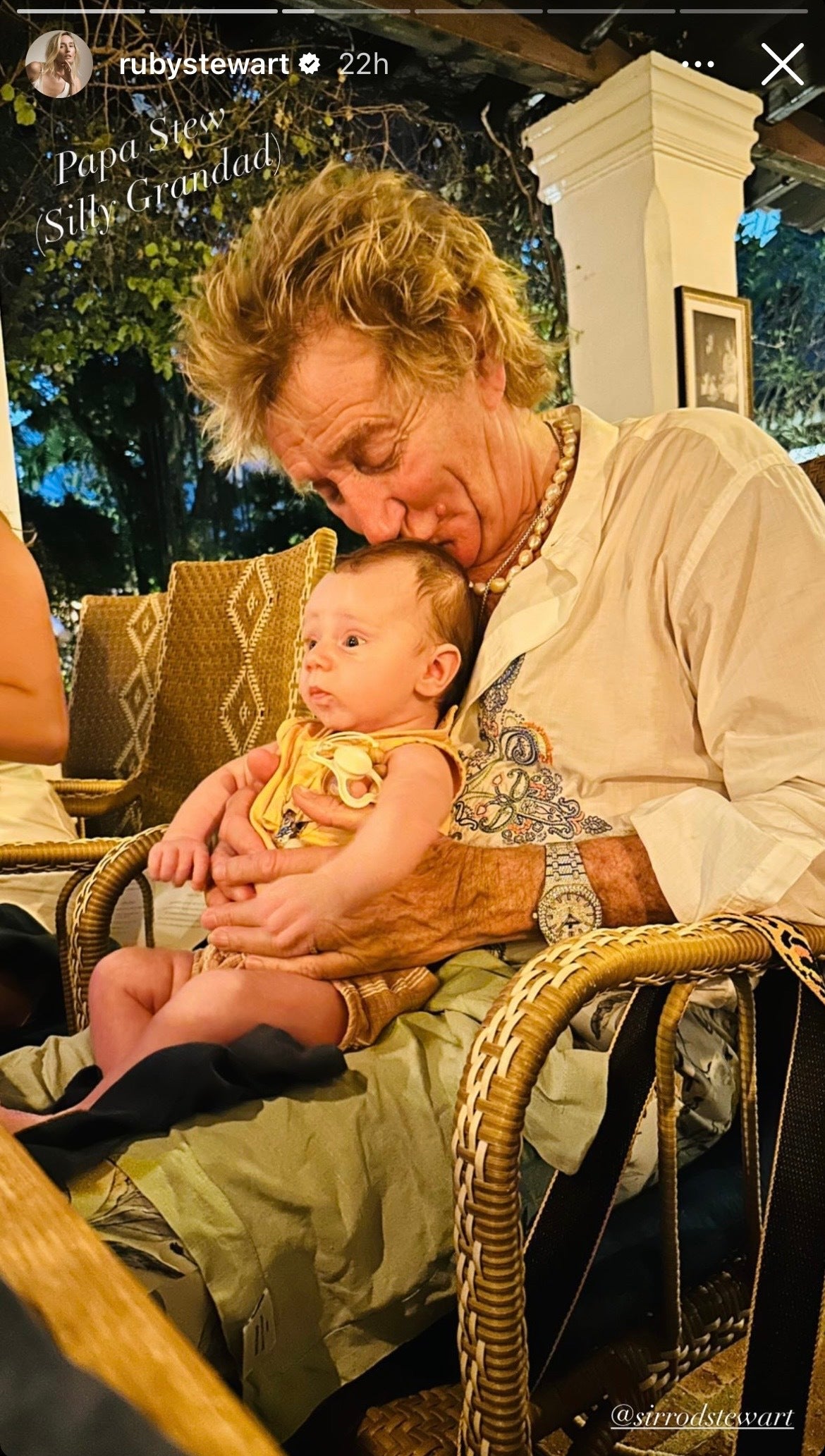 Rod Stewart poses for rare family holiday photo with his kids, ranging from  ages 12 - Smooth