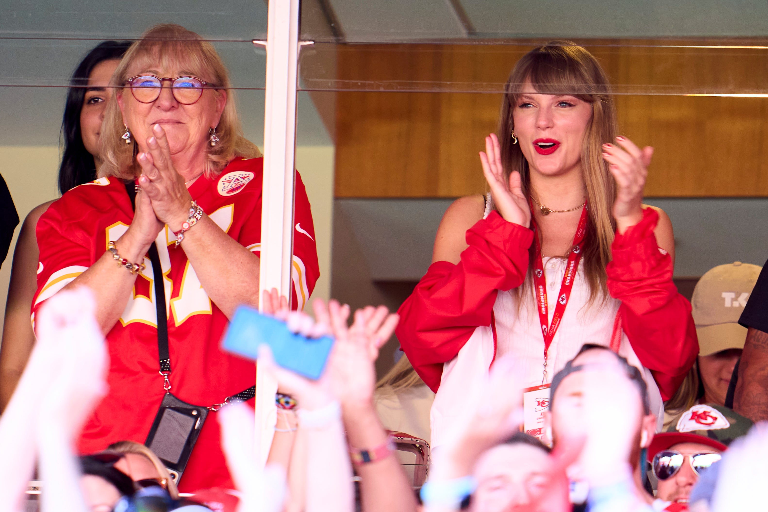 Travis Kelce Jersey Sales Officially Surpass Patrick Mahomes After Taylor  Swift Appearance