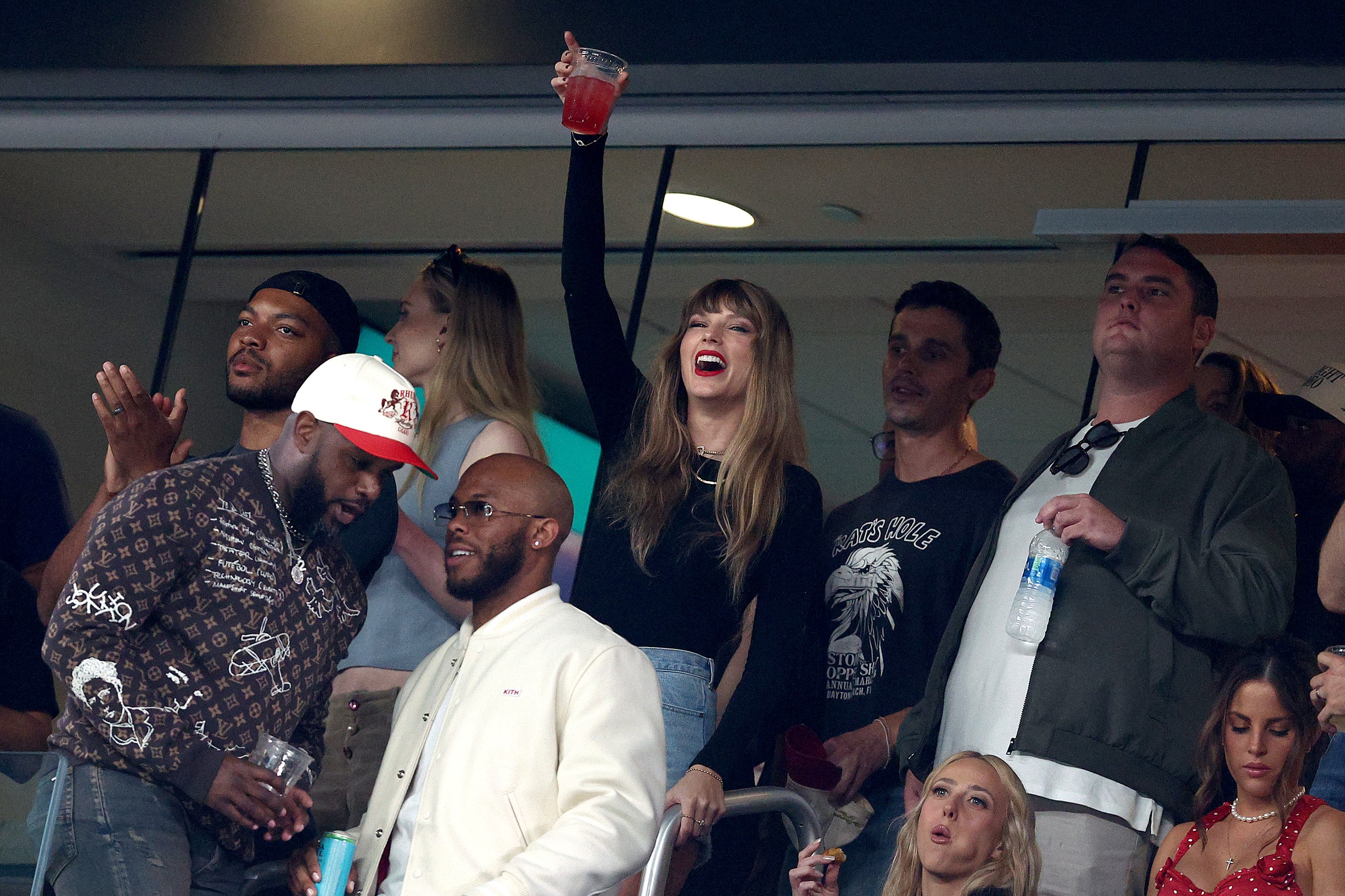 Taylor Swift attends Travis Kelce's Chiefs vs. Jets: Photos