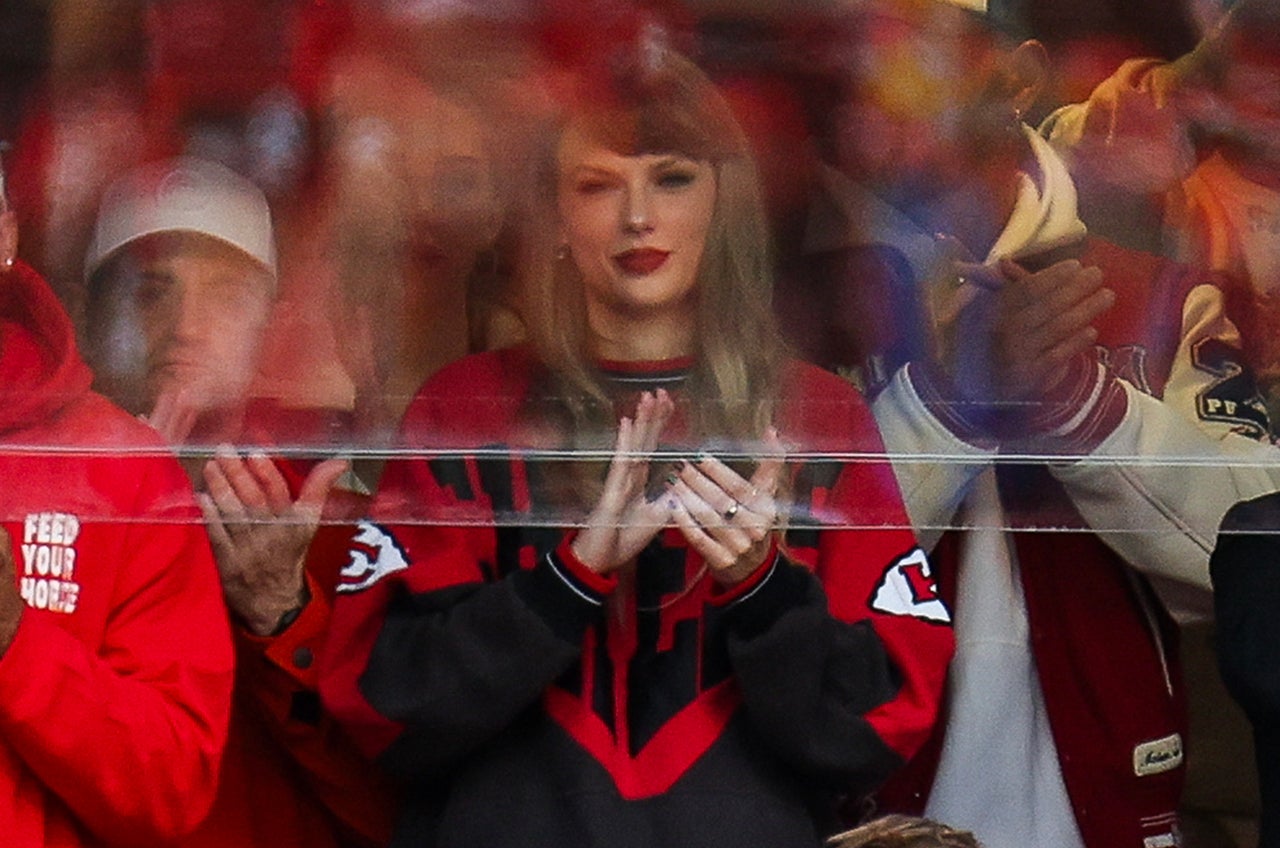 Taylor Swift Arrives to Cheer on Travis Kelce in Chic $1,800 Coat at  Chiefs-Bills Game