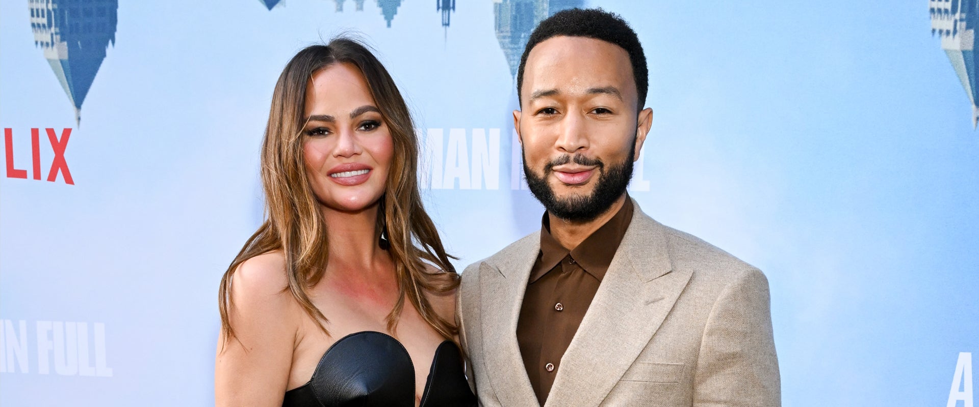 Chrissy Teigen muestra sus cicatrices de cirugía con un vestido escotado en una cita «rara» con John Legend