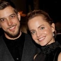 Mena Suvari Pregnant, Expecting First Child With Husband Michael Hope