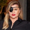 Kelly Clarkson Sports an Eye Patch on 'The Voice': Here's Why