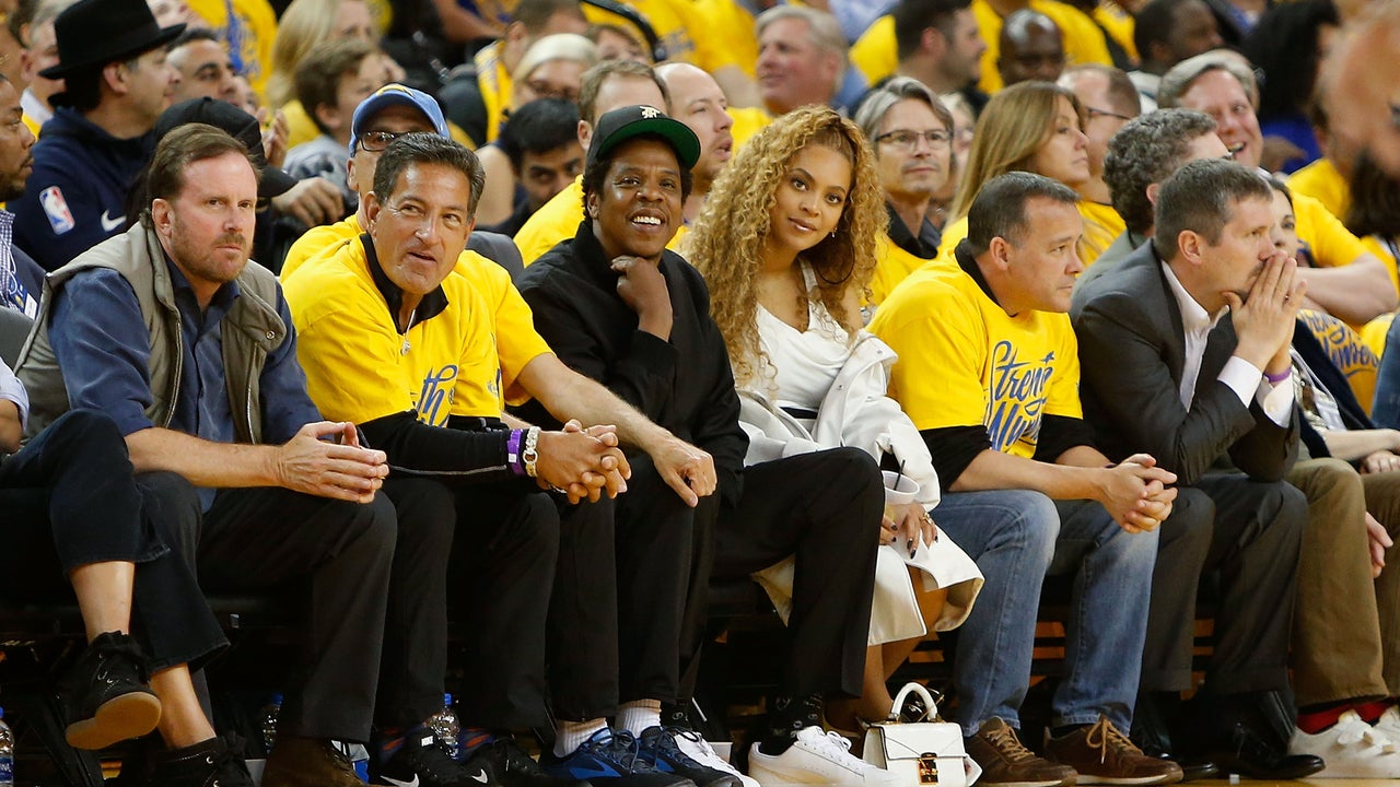 Beyonce and Jay Z courtside