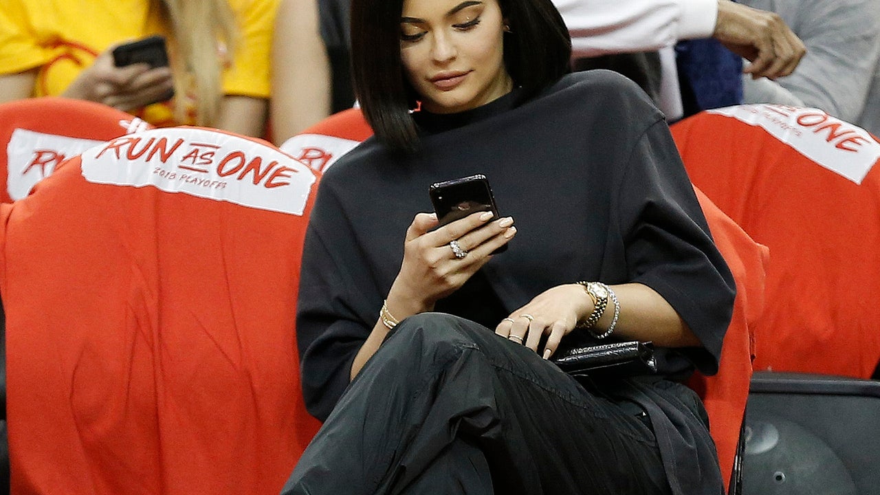 Kylie Jenner, Travis Scott Sit Courtside at Houston Rockets Game: Pics!