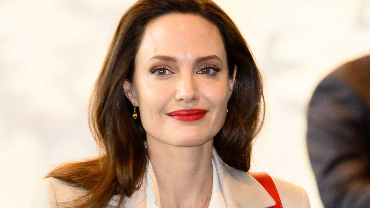 Angelina Jolie Officially Drops Pitt From Her Last Name Following ...