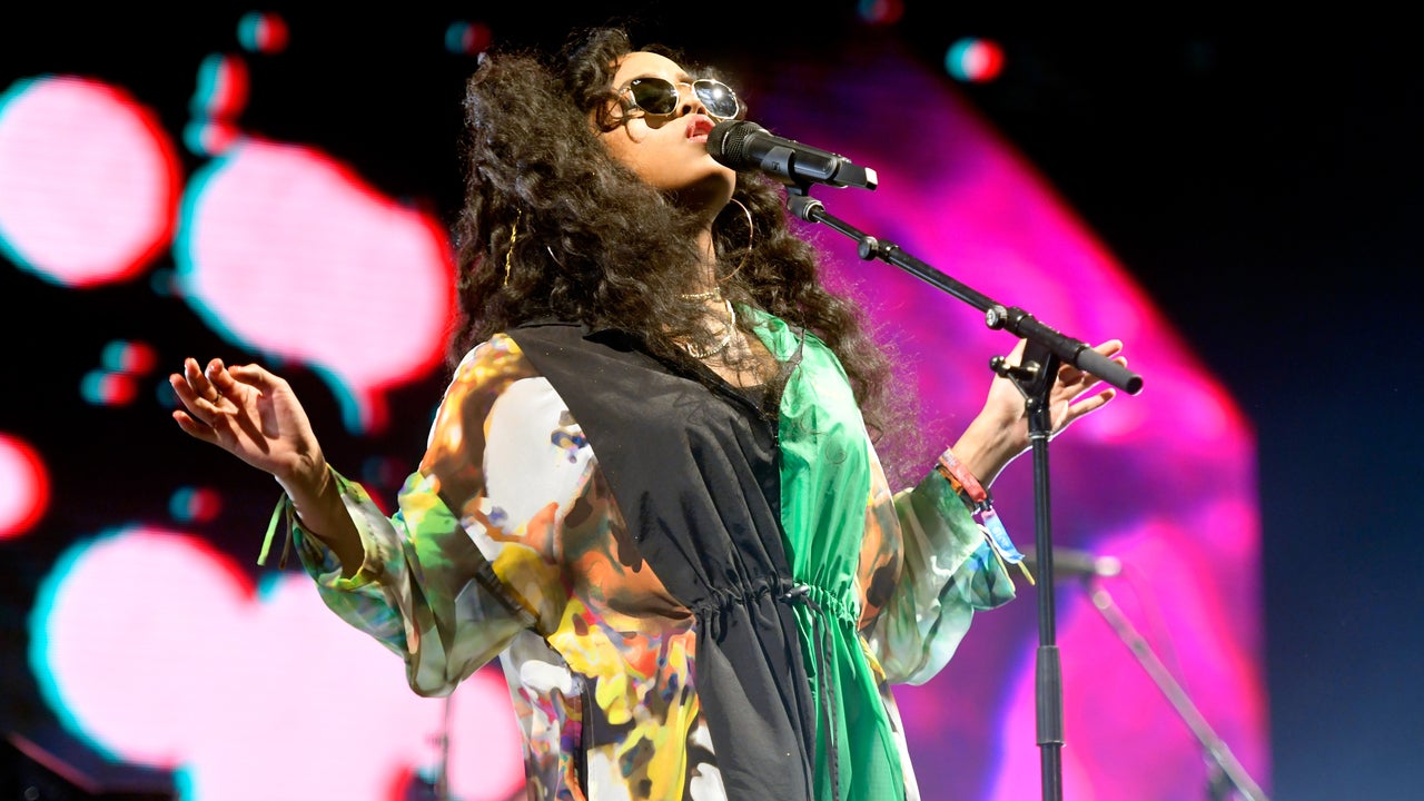 H.E.R. performs at coachella 2019