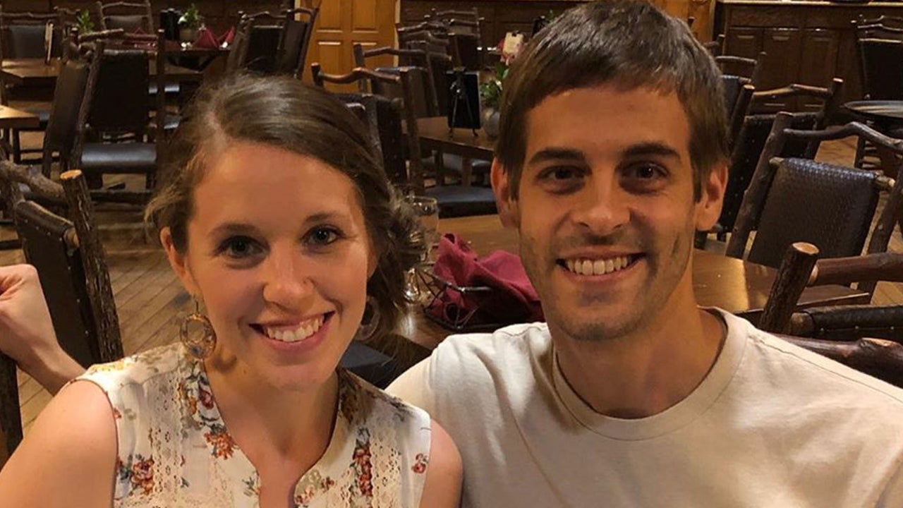 Jill Duggar Shares Rare PDA Pic With Husband Derick Dillard ...