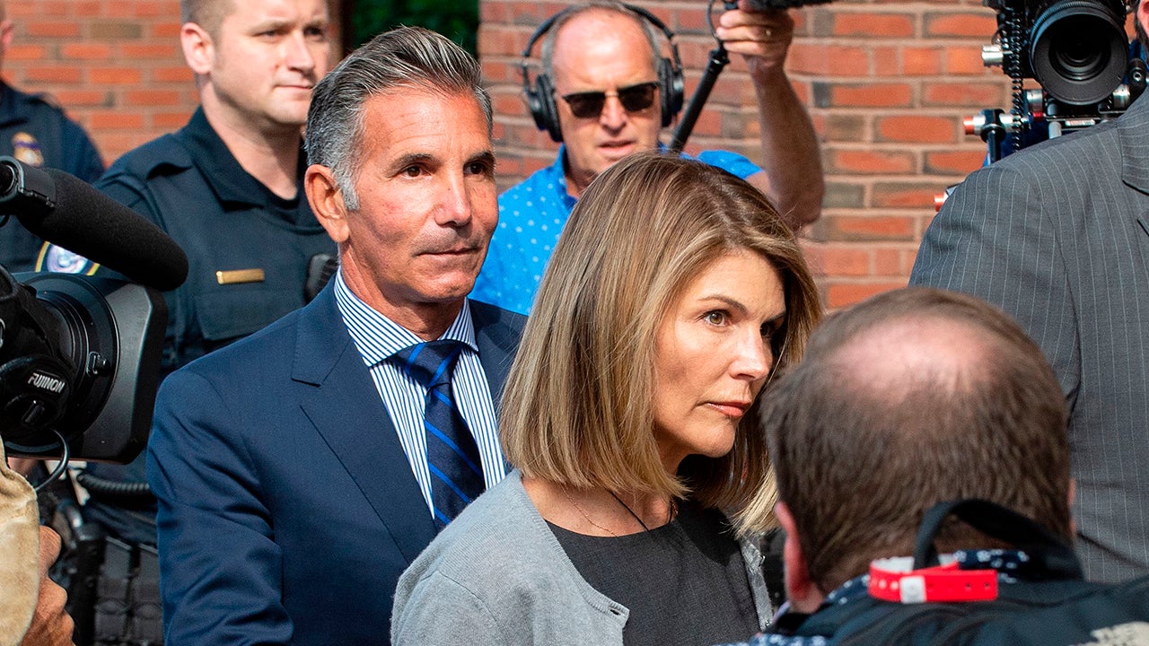 Lori Loughlin and Husband Hold Hands as They Make Court Appearance in ...